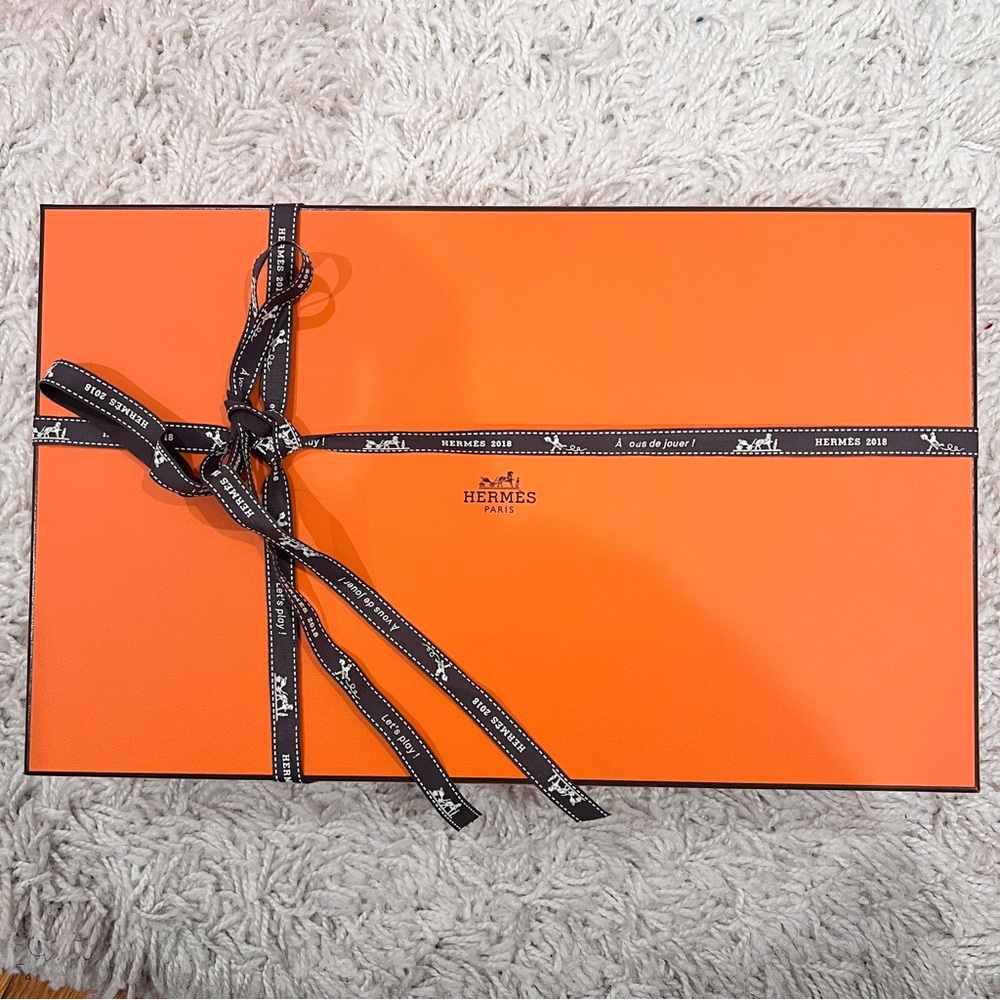 Large hermes box w ribbon